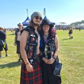 Das sind Elfi und ihr Freund. 20 Jahre ist die Landshuterin alt und ihr Musikgeschmack ist unter gleichaltrigen nicht so oft anzutreffen. Elfi hört nämlich Heavy Metal - und sieht sich deshalb immer wieder mit Vorurteilen konfrontiert. Was an denen dran ist (Spoiler: gar nichts) verrät sie in der neuen Ausgabe der Freistunde. Viel Spaß beim Lesen! 🎸

#heavymetal #metal #musik #freistunde