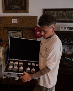 Michael Mühlbauer aus Bad Kötzting hat nicht nur eine eigene Modelinie, er hat auch zwölf Parfums entwickelt, die er schon tausendfach verkauft hat. 👃Warum die Besucher seines "A&O Concept Store" aber auch selbst gemachte Nudeln kaufen können und weshalb im Laden sogar eine eigene Basketball-Mannschaft entstanden ist, das erfährst du morgen in der neuen Freistunde. 🏀
Foto: Michael Mühlbauer
#parfum #mode #basketball #sport #laden #badkötzting #zeitung #freistunde