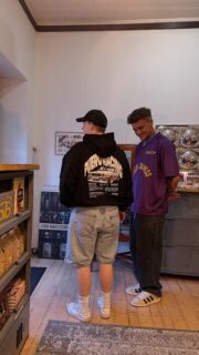 Michael Mühlbauer ist modebegeistert. Diese Leidenschaft lebt er mit seinem eigenen Label und Laden aus. Im Video stellt er seine modischen Tops und einen Flop vor.
#fashion #kleidung #mode #klamotten #parfums #parfüm #perfume #freistunde