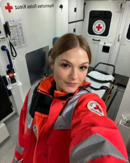 Notfallsanitäter müssen immer bereit sein, für den nächsten Einsatz auszurücken: Wir begleiten morgen in der neuen Freistunde die 21-jährige Leonie Pucknus bei einer Schicht beim Bayerischen Roten Kreuz. 😮 Dabei beschreibt die Auszubildende nicht nur, was für Vorbereitungen sie treffen muss, sondern auch, wie sie bei einem Notfall Leben rettet. 🔥
#notfall #sanitäter #roteskreuz #azubi #zeitung #freistunde