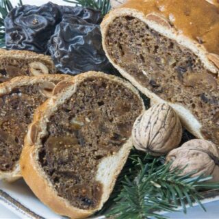 Hast du schon einmal Kletzenbrot gegessen? Und wenn ja, würdest du dafür durch die Nacht ziehen und singen? 🍴
Noch vor gut 100 Jahren war Früchtebrot die Gabe, die Menschen oft beim Kletzenklopfen bekommen haben. Was es mit dem Brauch auf sich hat und wie er gerade im Landkreis Landshut wiederbelebt wird, liest du morgen in der neuen Freistunde. 🎄
Foto: ROHA-Fotothek Fürmann/Imago
#kletztenklopfen #brauchtum #landshut #freistunde #advent #weihnachten #christmas