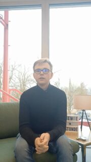 Hast du noch alte Sammelkarten rumliegen? 🃏 Magic: The Gathering, Pokémon, Yu-Gi-Oh! und andere Spiele erleben gerade einen großen Aufwind und auch in der Region bilden sich immer mehr Gemeinschaften zum Tauschen und Spielen - ganz unabhängig vom Alter. Wir haben bei einer Tauschparty in der Spielhöhle Regensburg zwei Sammler gefragt, wie sie zu dem Hobby gekommen sind. Noch mehr zu dem Thema gibt’s morgen in der Freistunde! ✌🏼
#tcg #tcgcommunity #karten #sammeln #sammelkarten