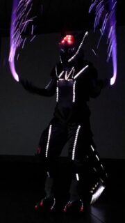 In der Freistunde geht es diese Woche nicht nur um das heiß diskutierte Social-Media-Verbot für alle Jugendlichen unter 14 Jahren. Wir stellen dir auch Tina Koller vor, eine Künstlerin, Autorin und Cosplayerin aus Neukirchen beim Heiligen Blut. 😮 Dort baut sie aufwendige Drachenkostüme, die mal mit klassischen Schuppen, aber auch oft mit LEDs und viel Technik ausgestattet sind. Letzteres trifft vor allem auf ihr Lieblingswerk zu: Tessa Lightdancer. 🐉 Diese futuristische Drachenfrau hat es Tina so angetan, dass sie gleich eine ganze Buchtrilogie über das Cyberpunk-Wesen schreiben musste. Mehr zu all dem diese Woche in deiner Freistunde und auch auf Tinas Website liminal-creatures.de! 😊

#cosplay #cyberpunk #bayern #future #zukunft #drachen #kostüm #autor #kunst #art #zeitung #freistunde