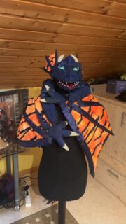 Drachen stellt man sich erst mal mit vielen Schuppen und wie ein altmodisches Wesen aus Märchen und Sagen vor: Doch Tina Koller, eine Cosplayerin aus Neukirchen beim Heiligen Blut, baut auch Drachen in ganz anderen Stilen. 🐍 Ihr Lieblingswerk Tessa Lightdancer ist zum Beispiel eine futuristische Drachenfrau, die von Sci-Fi und Cyberpunk inspiriert ist. Das Kostüm mit zahlreichen LEDs hat die Künstlerin sogar so sehr begeistert, dass sie eine ganze Trilogie über Tessas Abenteuer geschrieben hat. Mehr zu Tina und Tessa liest du morgen in der neuen Freistunde und auf ihrer Website: liminal-creatures.de! 😊

#cosplay #kostüm #drachen #fantasy #scifi #cyberpunk #kunst #art #zeitung #freistunde #bayern