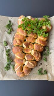 Das Osterwochenende steht an und damit die Tage der ausgiebigen Frühstücke. Wenn du da mit einem einfachen Rezept, das ein echter Hingucker ist, überzeugen willst – wir haben da was für dich. 🥨🥕

#ostern #rezept #breze #lauge #karotte