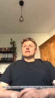 Sebastian Hotz kennen die meisten vermutlich als @elhotzo . Nach einem geschmacklosen Trump-Post und einem Eingeständnis, sich falsch gegenüber Frauen verhalten zu haben, war es länger ruhig um ihn. Nun wagt er sich zurück in die Öffentlichkeit. Anlass für uns, mit ihm eine Runde „Entweder – oder?“ zu spielen.

#elhotzo #buch #autor #socialmedia #interview