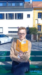 „Einer von den Guten“ oder reine Inszenierung? 🤔 Viele Frauen wissen nach prominenten Missbrauchsfällen und steigender Gewalt in Deutschland nicht mehr, welchen Männern sie vertrauen können. Im Internet entstand so der performative Male: Eine Witzfigur, die ihr ganzes Leben darauf ausrichtet, harmlos auf Frauen zu wirken. Doch die Witze wurden immer ernster diskutiert. Diese Woche beschäftigen wir uns in der Freistunde mit dem Stereotyp und fragen uns: Werden die falschen Männer durch den Matcha gezogen? 🍵

#mann #männlichkeit #performativemale #feminismus #stereotyp #zeitung #freistunde