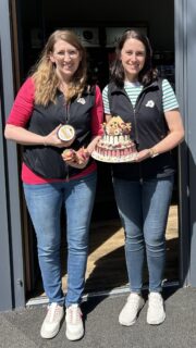 Lena Fischer und Christina Irrgang sind Schwestern – und Kolleginnen. Auf dem Milchhof Irrgang 🥛 in Vilzing bei Cham machen die zwei aber weit mehr als nur Kühe 🐮 füttern: Sie stellen Eis 🍦und aufwendige Eistorten her. Im Video gibt die 26-jährige Christina einen Einblick in den Familienbetrieb. 

#milchhof #landwirtschaft #cham #bayern #kühe #milch #eis #hofladen