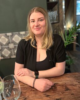 Auf diesem Bild siehst du Carina, die in Regensburg studiert. Die 26-Jährige litt seit einem Konzert vor sechs Jahren unter immer häufiger werdenden Migräneattacken. 😣⚡ Was ihr dabei hilft, den Alltag wieder bewältigen zu können, das liest du morgen in der neuen Freistunde. 😊

#migräne #kopfweh #kopfschmerz #migräneattacke #unsichtbarekrankheit