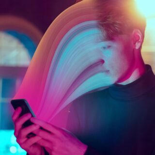 Soziale Medien fordern viel Aufmerksamkeit und können Stress verursachen. Dabei ist es kein persönliches Versagen, wenn wir in der Flut von Social Media versinken.
Am Freitag stellen wir in der Freistunde eine junge Frau vor, die dieser Flut entkommen ist.
Foto: master1305 – stock.adobe.com
#digitaldetox #freistunde #zeitung