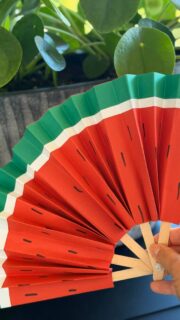 Der Sommer ist zurück und lässt uns mit Temperaturen jenseits der 30 Grad ordentlich schwitzen. Was hilft da zur Abkühlung? Ein Fächer, aber nicht irgendeiner, sondern am besten ein selbst gemachter in Wassermelonen-Optik. Hier zeigen wir dir, wie der schnell gebastelt ist. 🪭🍉

#fächer #diy #abkühlung #sommer #hitze