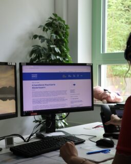Beim Krisendienst Psychiatrie Niederbayern rufen Menschen mit allen möglichen Problemen an: Herzschmerz, Panikattacken, Zukunftsangst, Sucht oder auch Depressionen. 😟 Am anderen Ende sitzen 24/7 Psychologen, die helfen und unterstützen. Einen genaueren Einblick in die Arbeit beim Krisendienst gibt es am Freitag in der Freistunde! 

#krisendienst #krise #crisis #niederbayern #bayern #landshut #herzschmerz #depression #psychologie #mentalegesundheit #mentalhealth #zeitung #freistunde