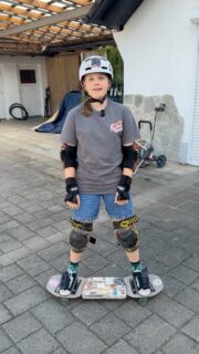 Als ihr die Jury Ende Juni verkündet, dass sie Europameisterin ist, ist Emma Breindl überwältigt. 😱 Das hatte die Zwölfjährige aus Pillnach bei Kirchroth nahe Straubing nicht erwartet – schließlich hat sie erst im vergangenen November mit dem Sport angefangen! Morgen in der neuen Freistunde stellen wir dir Emma und das Streetboarden genauer vor 😊.

#streetboard #streetboarding #boardsport #sport