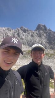 Andreas und Raffael sind auf Deutschlands höchsten Berg gestiegen. 🥾 In diesem Video erzählen sie, wie das Abenteuer abgelaufen ist und wie sie die riskante Wanderung ohne Erfahrung und Vorbereitung geschafft haben. 🏔️

#wandern #wanderlust #ausblick #zugspitze #eibsee #bayern #nature #berge #alpen #ausdauer #sport #zeitung #freistunde