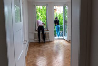 Eine eigene Wohnung ist für viele junge Menschen der erste Schritt in die Selbstständigkeit: 🏠 Doch viele finden kein Zuhause mehr, das sie sich leisten können. Die Mieten steigen, der Wohnraum wird knapp und ist ungleich verteilt. Wie manche Menschen und Unternehmen davon profitieren und du deine Chancen bei der Wohnungssuche verbesserst, liest du morgen in der neuen Freistunde. 😊
 
#wohnung #wohnungssuche #mieten #mieter #mieterrechte #zuhause #münchen #bayern #regensburg #straubing #zeitung #freistunde
 
Foto: IMAGO/Marco Zangger