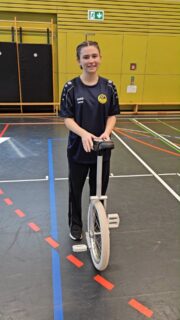Die 18-jährige Hannah Reasig fährt nicht nur seit elf Jahren Einrad, sondern trainiert mittlerweile auch selbst Kinder im Postsportverein Landshut. 😃 Wir haben eine Trainingseinheit begleitet. Welche Tricks die Sportlerin bereits mit dem Einrad kann und wie die Gruppe zusammen übt, zeigen wie in diesem Video. 😊
#einrad #training #jugend #landshut #üben #sport #radsport #verein #zeitung #freistunde