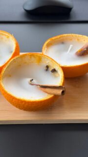 Es gibt im Herbst nichts besseres, als es sich mit gutem Essen auf dem warmen Sofa gemütlich zu machen 🥰. Passend dazu zeigen wir dir in diesem DIY, wie du mit Orangen, Zimt und Nelken duftende Kerzen🕯️machen kannst, die den Herbst gleich viel angenehmer machen. 🍂😊

#herbst #fall #kerze #diy #cozy #gemütlich #zimt #angenehm #zeitung #freistunde