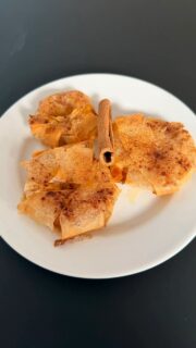 Damit dir im Herbst nicht langweilig wird, kannst du die Zeit zum Backen nutzen.🥧 Für diesen leckeren Snack brauchst du nur wenige Zutaten. In diesem Rezept zeigen wir dir, wie du dir den Herbst mit einem Mini-Apfelstrudel versüßen kannst.😊🍁
#apfelstrudel #zimt #süß #backen #herbst #gemütlich #zeitung #freistunde
