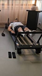 Fabiana und Max haben Anfang Januar das Pilatesstudio P eröffnet.😊 In diesem Video begleiten wir eine klassische Reformer Pilates-Stunde, die für Anfänger gedacht ist. Doch auch hier kommt man schnell ins Schwitzen.💦
#pilates #reformer #schlitten #sport #training #tiefenmuskulatur #körper #zeitung #freistunde